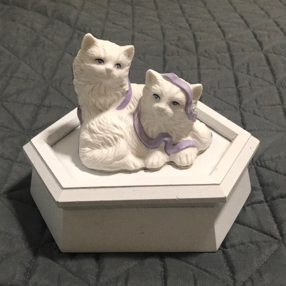 Vintage kitten cat jewelry box